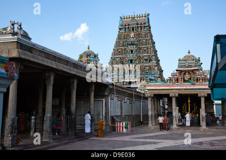 Touristen am Kapaleeshwarar Tempel, Mylapore, Chennai, Tamil Nadu, Indien Stockfoto