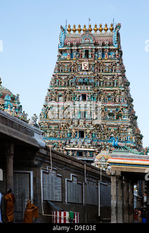 Touristen am Kapaleeshwarar Tempel, Mylapore, Chennai, Tamil Nadu, Indien Stockfoto