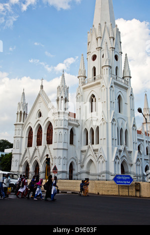 Kirche in einer Stadt, die Basilika San Thome, Santhome, Mylapore, Chennai, Tamil Nadu, Indien Stockfoto