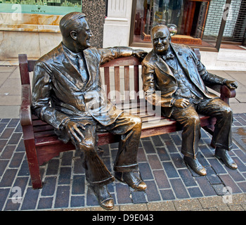 Blick auf "Verbündeten" Statue von Lawrence Holofcener von Winston Churchill und Roosevelt, dargestellt im Gespräch Stockfoto