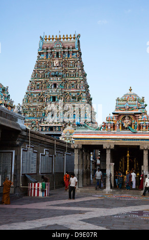 Touristen am Kapaleeshwarar Tempel, Mylapore, Chennai, Tamil Nadu, Indien Stockfoto