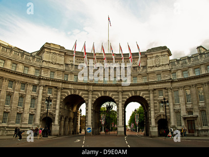 Ansicht der Admiralty Arch, ein Wahrzeichen Torbogen Straße und Fußgänger Zugang zwischen der Mall und dem Trafalgar Square Stockfoto