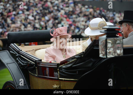 Royal Ascot, Berkshire, UK. 18. Juni 2013. Queen kommt in Royal Ascot bei bewölktem Himmel am ersten Tag des Treffens Royal. Bildnachweis: John Beasley/Alamy Live-Nachrichten Stockfoto
