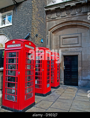 K6 rote Telefonzellen vor der Royal Academy of Arts, Burlington House, Mayfair, City of Westminster, London Stockfoto