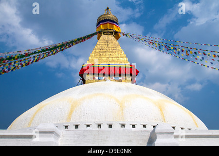 Buddhistischen Schrein Boudhanath Stupa mit Buddha-Weisheit-Augen und betenden Flaggen in Kathmandu, Nepal Stockfoto