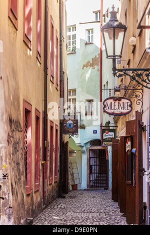 Eine kleine gepflasterte Gasse mit Bars und Restaurants in der Altstadt Bezirk von Prag, Praha, Tschechische Republik; Česká Republika. Stockfoto