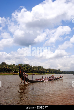 Schlange Bootsrennen auf Pampa Fluß an Onam Festival, Aranmula, Kerala, Indien Stockfoto