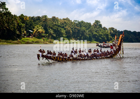 Schlange Bootsrennen auf Pampa Fluß an Onam Festival, Aranmula, Kerala, Indien Stockfoto