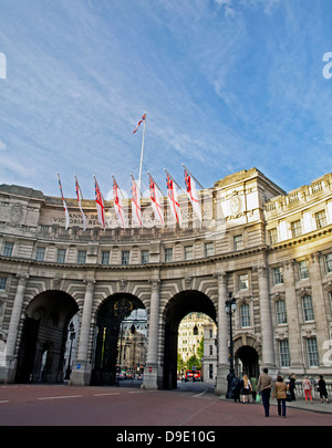 Ansicht der Admiralty Arch, ein Wahrzeichen Torbogen Straße und Fußgänger Zugang zwischen der Mall und dem Trafalgar Square Stockfoto