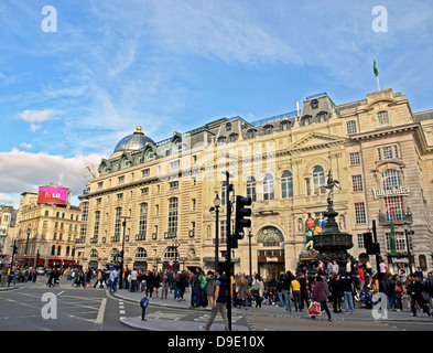 Ansicht des Piccadilly Circus zeigt die Statue des Eros, West End, City of Westminster, London, England, Vereinigtes Königreich Stockfoto