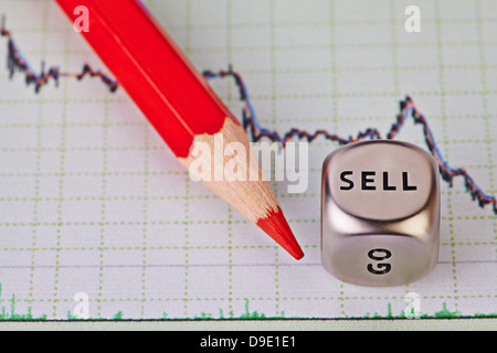 Finanzielle Abwärtstrend Diagramm, roten Bleistift und Würfel Cube mit dem Wort SELLl. Selektiven Fokus Stockfoto