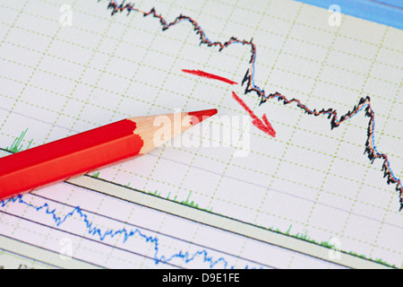 Abwärtstrend Finanzmarkt Diagramm Konzept mit roten Pfeil. Selektiven Fokus Stockfoto