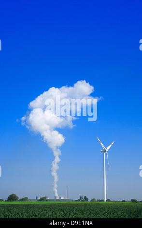 Gerstein-Dampf-Kraftwerk und Windturbine in der Nähe Werne-Stockum, Nord-Rhein Westfalen, Deutschland, Europa Stockfoto