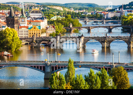 Blick auf Prag und Brücken über den Fluss Vltava (Moldau) Tschechien. Berühmte Karlsbrücke ist der zweite von unten. Stockfoto