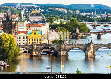 Blick auf Prag und Brücken über den Fluss Vltava (Moldau) Tschechien. Im Vordergrund steht die berühmte Karlsbrücke. Stockfoto