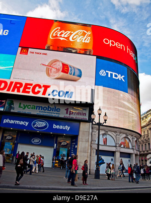 Neon-Plakate am Piccadilly Circus, West End, City of Westminster, London, England, Vereinigtes Königreich Stockfoto