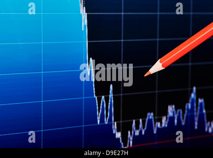 Abwärtstrend finanzielle Diagramm und der Rotstift. Dunklen Hintergrund. Selektiven Fokus Stockfoto