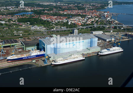 Die ehemalige Scandlines Fähren "Kopenhagen" (L) und "Berlin" Anker an der Pier des insolventen Werft "P + S Werft Volkswerft" in Stralsund, Deutschland, 5. Juni 2013. Die erste von zwei Fähren, die im Auftrag von dänischen Reederei steht DSDS in das Tor zu den Bau-Halle der Werft. Foto: Stefan Sauer Stockfoto