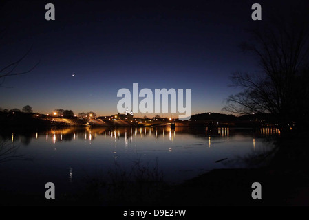 SONNENUNTERGANG ÜBER WASSER, WEST BRANCH SUSQUEHANNA RIVER, LOCK HAVEN, PENNSYLVANIA, USA, MONDSICHEL BAUM SILHOUETTE Stockfoto