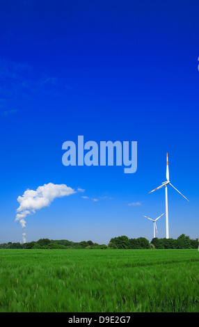 Kohlekraftwerke Evonik-Kraftwerk Bergkamen und zwei Windkraftanlagen, Nord-Rhein Westfalen, Deutschland, Europa Stockfoto
