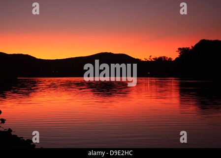 ORANGE GELB SONNENUNTERGANG AM WASSER FLUSS WEST BRANCH SUSQUEHANNA, LOCK HAVEN, CLINTON COUNTY, PENNSYLVANIA, USA Stockfoto