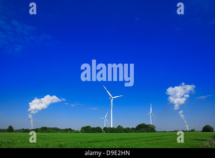 Kraftwerken Bergkamen (links) und Gersteinwerk Werne (rechts) mit drei Windkraftanlagen, Nord-Rhein Westfalen, Deutschland, Europa Stockfoto