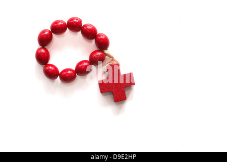 Kleine rote Rosenkranz auf weißem Hintergrund Stockfoto