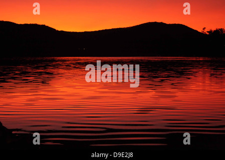 ORANGE GELB SONNENUNTERGANG AM WASSER FLUSS WEST BRANCH SUSQUEHANNA, LOCK HAVEN, CLINTON COUNTY, PENNSYLVANIA, USA Stockfoto