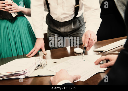 Menschen im Büro mit Ringbücher auf Schreibtisch Stockfoto