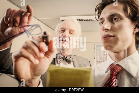 Zwei Männer auf transparente wischen Brett schreiben Stockfoto