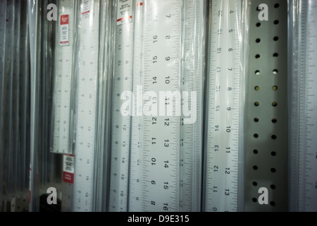 Stahl Herrscher und Quadrate in Zoll kalibriert werden in einem Künstlerbedarf in New York gesehen. Stockfoto