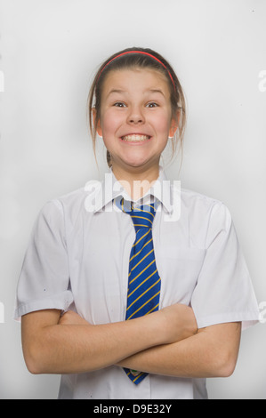 Junges Mädchen lächelnd, Blick auf die Kamera in der Schule Bluse mit Schulkrawatte. Junge selbstbewusste Dame jubelnden freudigen Gesicht. Stockfoto