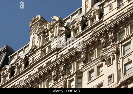 GEBÄUDE, DACH, FASCADE, BETON, ZIEGEL, BLAUER HIMMEL, PHILADELPHIA, PENNSYLVANIA, USA Stockfoto