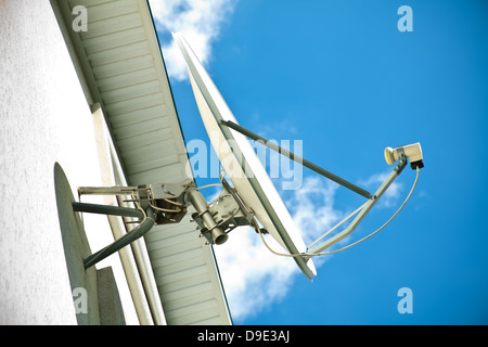 Sat-Antenne an einer Hausfassade Stockfoto