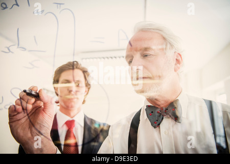 Zwei Männer auf transparente wischen Brett schreiben Stockfoto