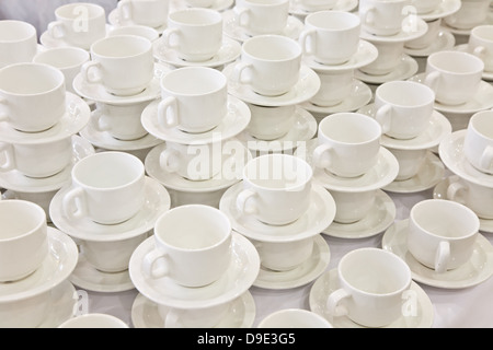 Stapel von Kaffeetassen auf Untertassen Stockfoto