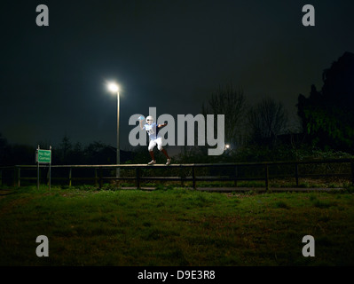 American Football-Spieler, die die Schritte vom Zaun Stockfoto