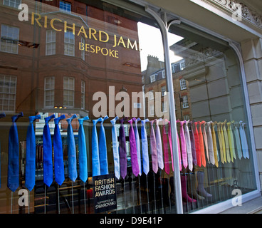 Schaufenster auf Savile Row, berühmt für seine traditionellen Maßschneiderei für Männer, Mayfair, London, England, Vereinigtes Königreich Stockfoto