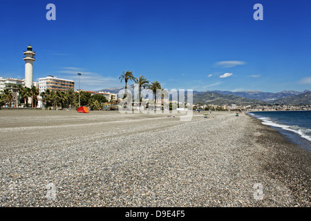Leuchtturm entlang der Promenade am steinigen Strand Torre del Mar an der Costa Del Sol, Andalusien, Spanien Stockfoto