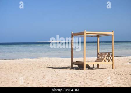 Hölzerne Liegestühle Lounge entlang der Küste Stockfoto