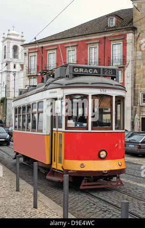 Historische Nummer 28 rote Straßenbahn oder Straßenbahn auf die gepflasterten Straßen von Alfama, Lissabon, Portugal Stockfoto