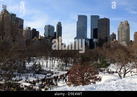 NEW YORK CITY, NEW YORK, CENTRAL PARK, POST NACH BLIZZARD SCHNEE STURM SCHNEESTURM STADTBILD BAUTEN ICE SKATING BÄUME Stockfoto