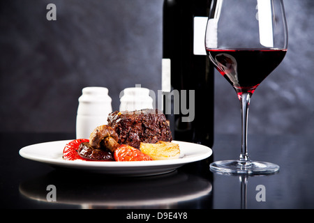 Gebratenes Rindfleisch mit Pfeffer und gegrilltem Gemüse Stockfoto