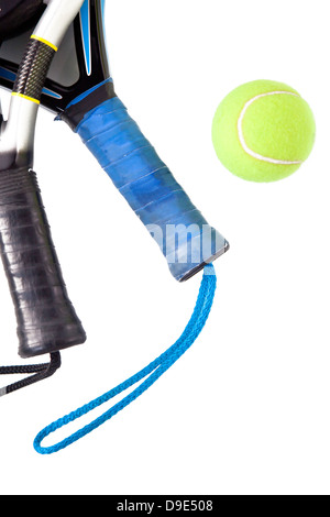 Padel Tennis Schläger und gelbe Kugel isoliert auf weißem Hintergrund Stockfoto