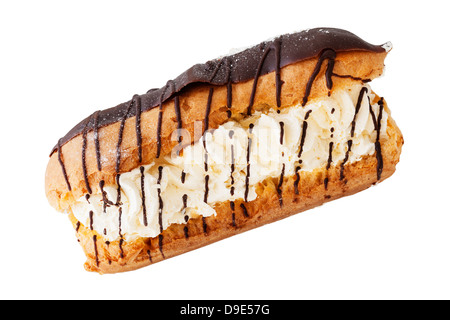 Eine hausgemachte Schokolade Eclair auf weißem Hintergrund Stockfoto