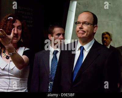 Erusalem, Israel. 18. Juni 2013. Prince Albert II (R), blickt Sie auf erweiterten Gedenkblätter an der kegelförmigen Decke der Halle der Namen bei einem Besuch in Yad Vashem Holocaust Museum angezeigt. Jerusalem, Israel. 18. Juni 2013.  Regierende Monarch des Fürstentums von Monaco, Prinz Albert II besucht Yad Vashem Holocaust Museum. Fürst Albert II. wird in der kommenden mit Blick auf morgen - israelische Präsidentenkonferenz teilnehmen. Bildnachweis: Nir Alon/Alamy Live-Nachrichten Stockfoto