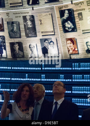 Erusalem, Israel. 18. Juni 2013. Prince Albert II (R), blickt Sie auf erweiterten Gedenkblätter an der kegelförmigen Decke der Halle der Namen bei einem Besuch in Yad Vashem Holocaust Museum angezeigt. Jerusalem, Israel. 18. Juni 2013.  Regierende Monarch des Fürstentums von Monaco, Prinz Albert II besucht Yad Vashem Holocaust Museum. Fürst Albert II. wird in der kommenden mit Blick auf morgen - israelische Präsidentenkonferenz teilnehmen. Bildnachweis: Nir Alon/Alamy Live-Nachrichten Stockfoto