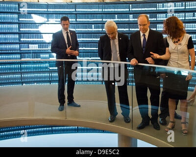 Erusalem, Israel. 18. Juni 2013. Fürst ALBERT II. (2. von rechts), blickt hinunter in einen tiefen Pool reflektieren erweitert Gedenkblätter an der kegelförmigen Decke der Halle der Namen, über, bei einem Besuch in Yad Vashem Holocaust Museum angezeigt. Jerusalem, Israel. 18. Juni 2013.  Regierende Monarch des Fürstentums von Monaco, Prinz Albert II besucht Yad Vashem Holocaust Museum. Fürst Albert II. wird in der kommenden mit Blick auf morgen - israelische Präsidentenkonferenz teilnehmen. Bildnachweis: Nir Alon/Alamy Live-Nachrichten Stockfoto