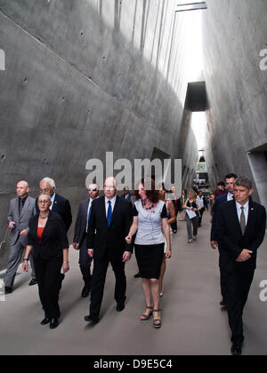 Erusalem, Israel. 18. Juni 2013. Prince Albert II (C) und Gefolge, Fuß in Richtung Ausgang des Hauptgebäudes Yad Vashem Holocaust Museum. Die Struktur ist 180 Meter lang in Form einer Spitze Beschneidung durch den Berg mit einem Oberlicht. Jerusalem, Israel. 18. Juni 2013.  Regierende Monarch des Fürstentums von Monaco, Prinz Albert II besucht Yad Vashem Holocaust Museum. Fürst Albert II. wird in der kommenden mit Blick auf morgen - israelische Präsidentenkonferenz teilnehmen. Bildnachweis: Nir Alon/Alamy Live-Nachrichten Stockfoto