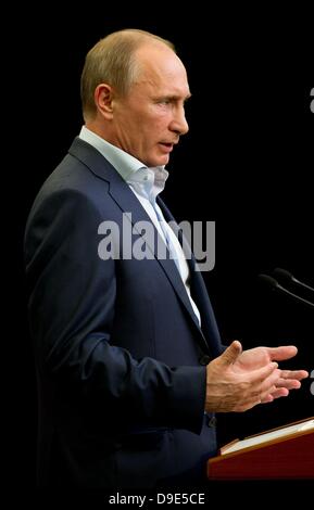 Enniskillen, Nordirland, Vereinigtes Königreich. 18. Juni 2013. Der russische Präsident Vladimir Putin gibt eine Pressekonferenz nach dem G8-Gipfel in Enniskillen, Nordirland, Vereinigtes Königreich, 18. Juni 2013. Putin bestreitet weiterhin, dass die syrischen Regierungstruppen Chemiewaffen eingesetzt und fordert eine unabhängige Untersuchung durch die Vereinten Nationen. : Bildnachweis TIM BRAKEMEIER: Dpa picture-Alliance/Alamy Live News Stockfoto